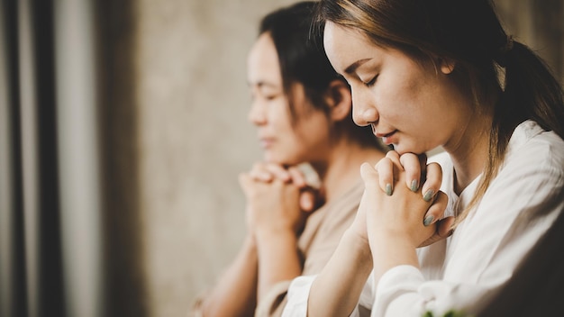 Twee vrouwen bidden aanbidding geloven