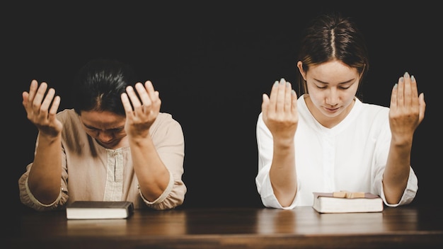 Twee vrouwen bidden aanbidding geloven