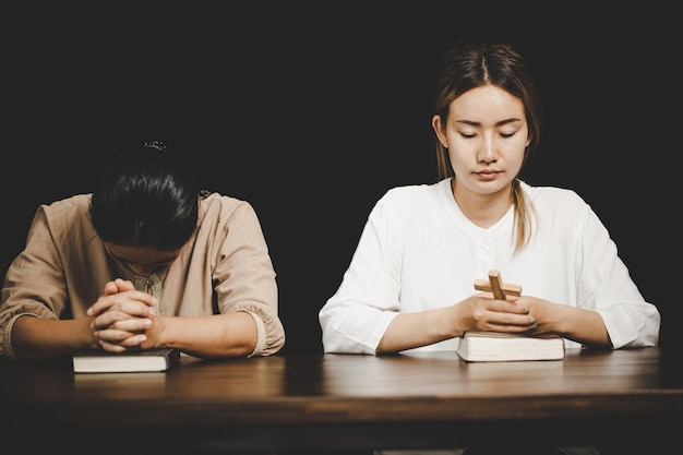 Twee vrouwen bidden aanbidding geloven