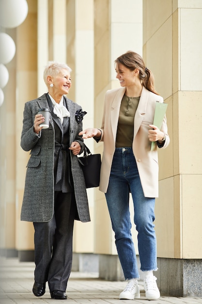 Twee vrouwen buiten lopen