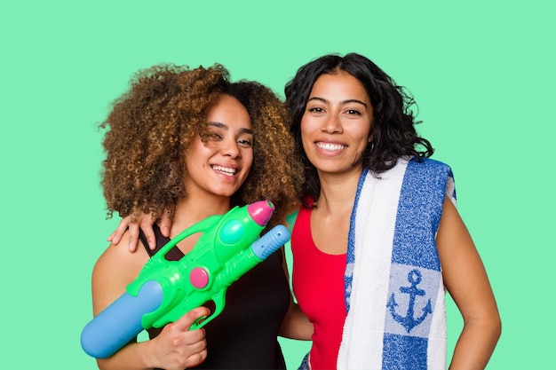 Twee vrouwen, de een met Afro-haar en de ander Latina, zijn klaar voor een strandvakantie in hun badkleding