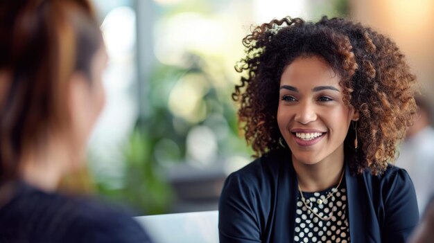 Twee vrouwen die aan tafel een gesprek voeren