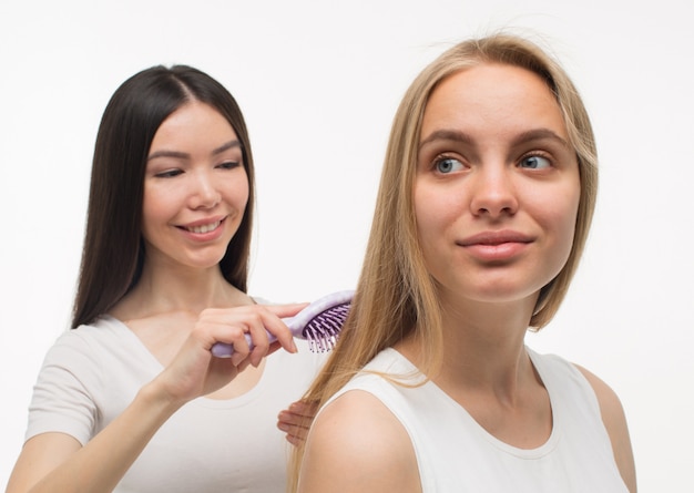 Twee vrouwen die hun haar borstelen