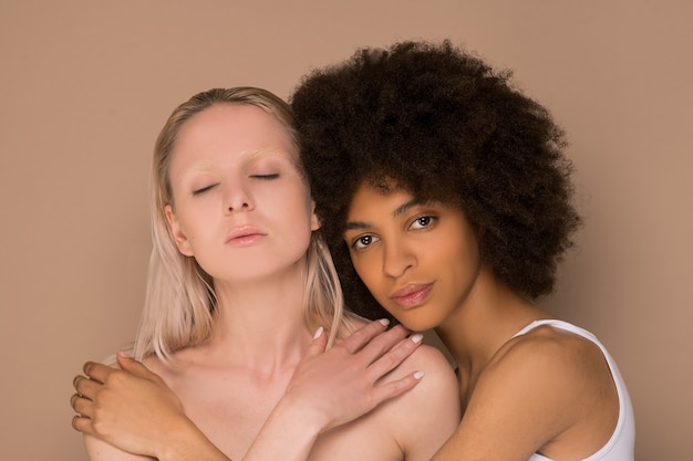 Twee vrouwen. Een blonde vrouw en en een donkerharige vrouw