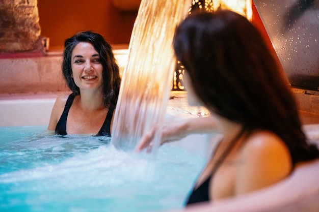 Foto twee vrouwen genieten van arabische baden hammam in granada