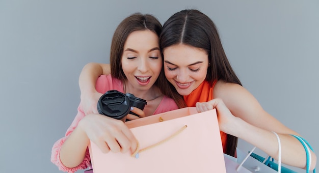 Twee vrouwen kijken in kartonnen doos