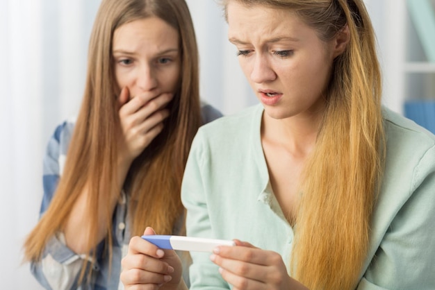 Twee vrouwen kijken naar een zwangerschapstest