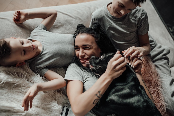 Foto twee vrouwen liggen thuis op bed.