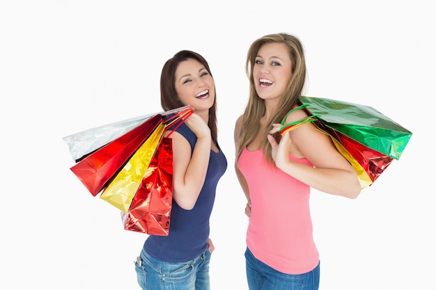 Twee vrouwen met boodschappentassen