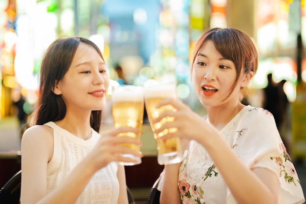 Twee vrouwen met een glas bier