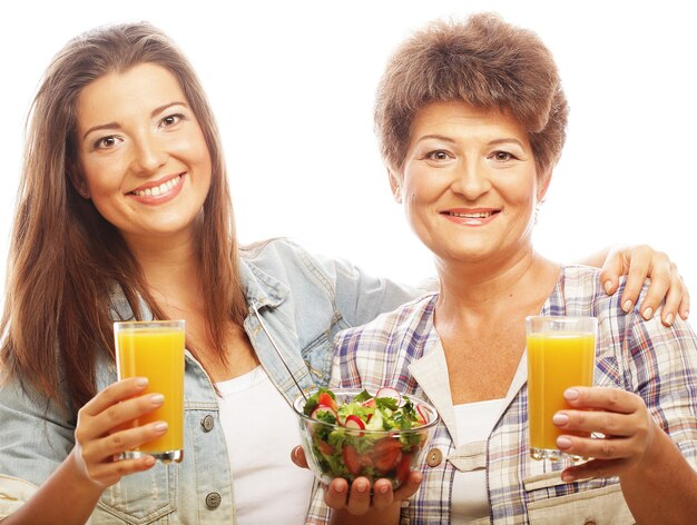 Twee vrouwen met sap en salade