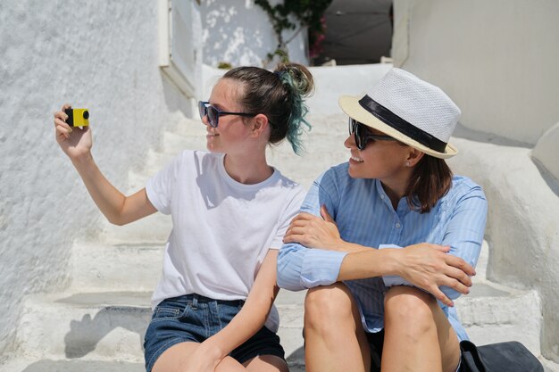 Twee vrouwen, moeder en dochter, tiener die samen reizen en videovlog opnemen