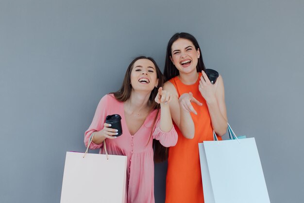 Twee vrouwen na het winkelen