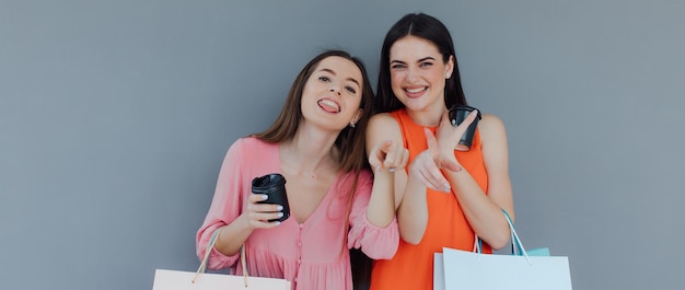 Twee vrouwen na het winkelen