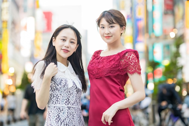 Twee vrouwen poseren in het centrum