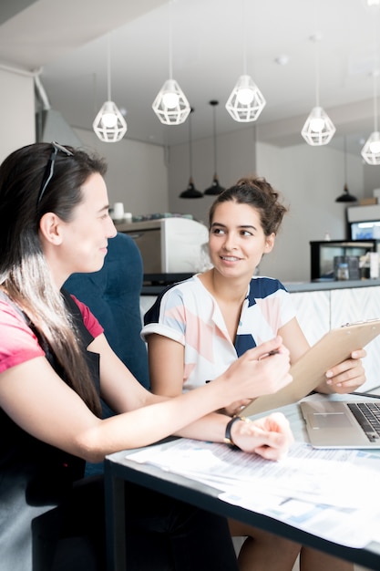 Twee vrouwen studeren in Cafe