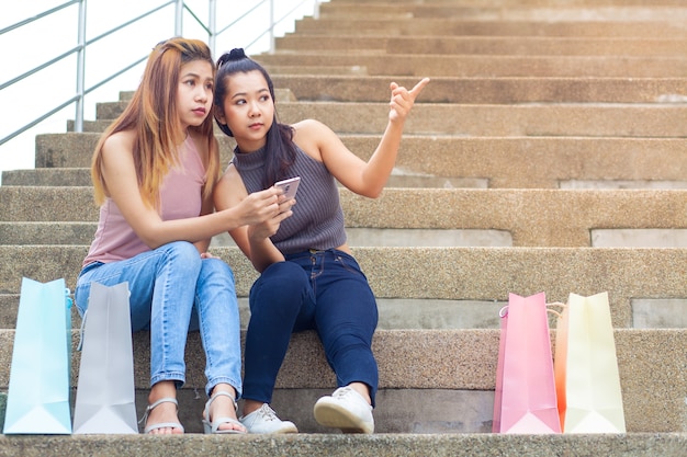 Twee vrouwen winkelen gelukkig