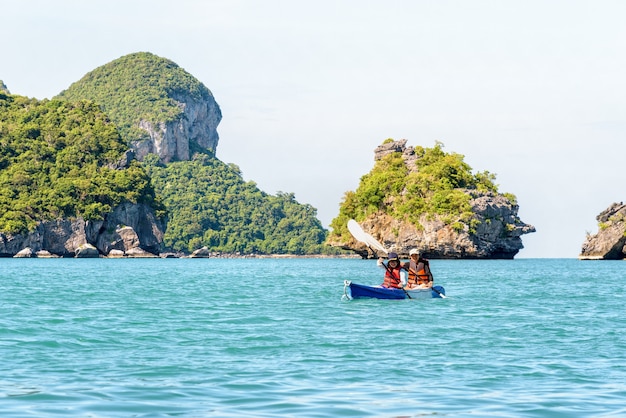 Twee vrouwen zijn moeder en dochter. Reis per boot met een kajak rond het eiland en geniet van het prachtige natuurlijke landschap van de blauwe zee in de zomer, Mu Ko Ang Thong National Park, Surat Thani, Thailand