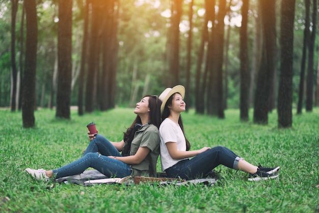 Twee vrouwen zitten in het bos met een ontspannen gevoel