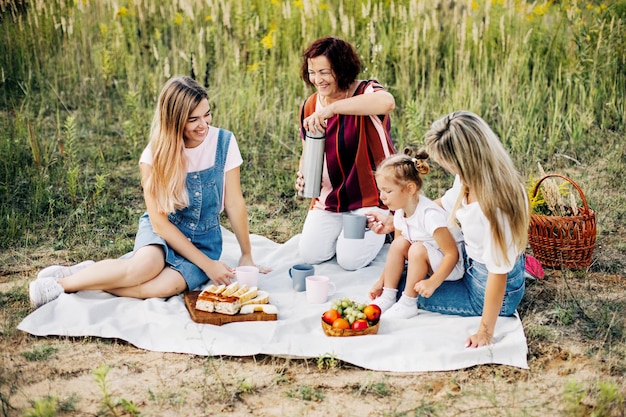 Twee vrouwen zitten op de grond.