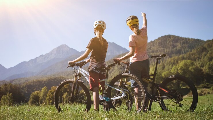 Foto twee vrouwtjes op mountainbikes.