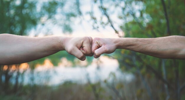 Twee vuisten die mannenhanden bestrijden