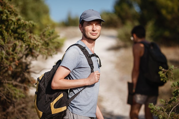 Twee wandelaars mannen lopen op trektocht in de bergen trekking in de bergen heuvels en bergen in sporttoerisme