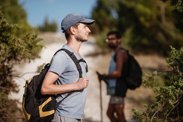 Twee wandelaars mannen lopen op trektocht in de bergen Trekking in de bergen Heuvels en bergen in sporttoerisme