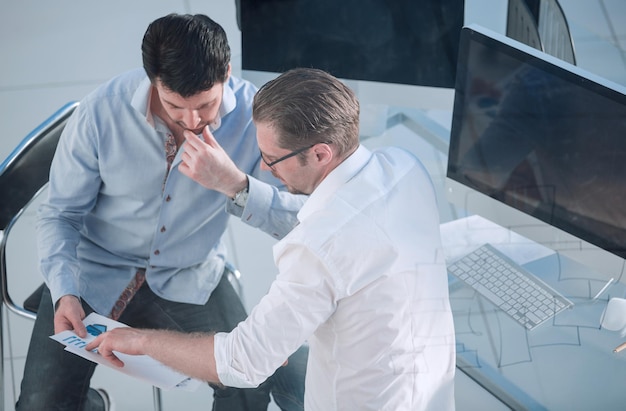 Twee werknemers die financiële gegevens bespreken