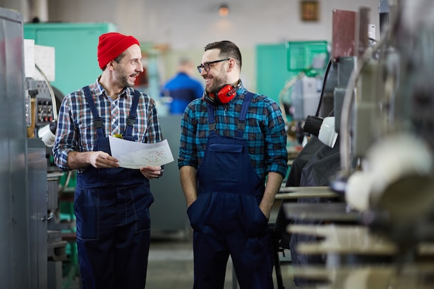 Foto twee werknemers in industriële werkplaats