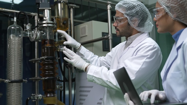 Foto twee wetenschappers in professioneel uniform werken in laboratorium