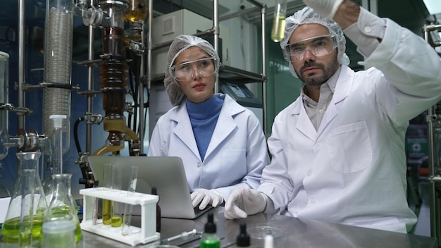 Twee wetenschappers in professioneel uniform werken in laboratorium