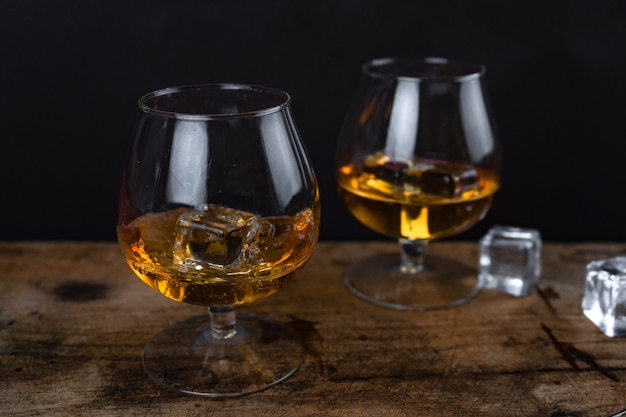 Twee whisky- of cognacglazen met ijs