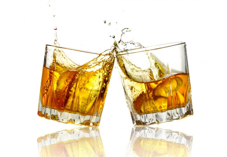 Twee whiskyglazen samen klinkend, geïsoleerd