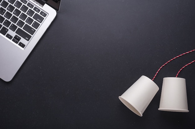 Twee witboekbeker verbindt met rood die kabel voor klassieke telefoon wordt gebruikt