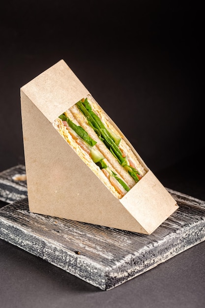 twee witbroodsandwiches liggen naast de jute, zwarte achtergrond