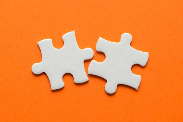 Twee witte details van puzzel op oranje