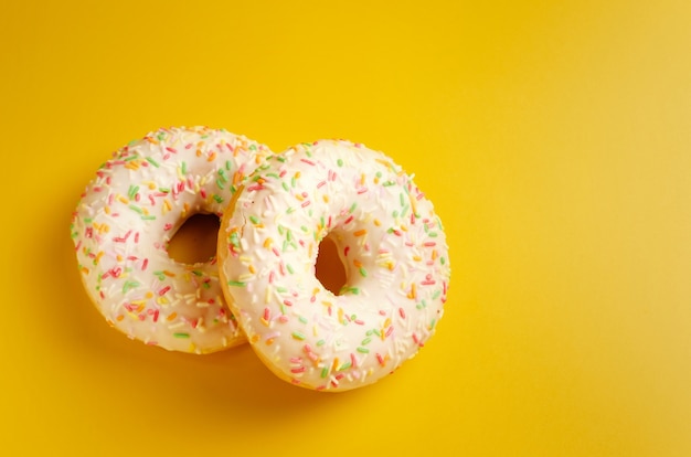 Twee witte donuts bovenaanzicht kopie ruimte