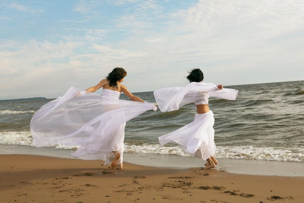 Twee witte engelen op het strand