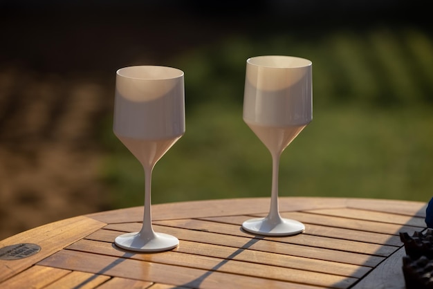 Twee witte glazen op tafel