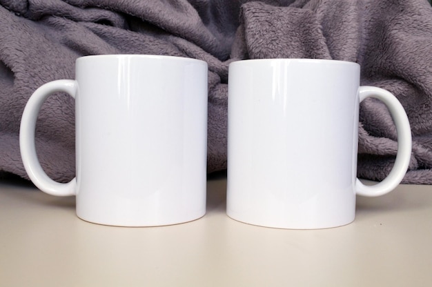 Twee witte keramische kopjes