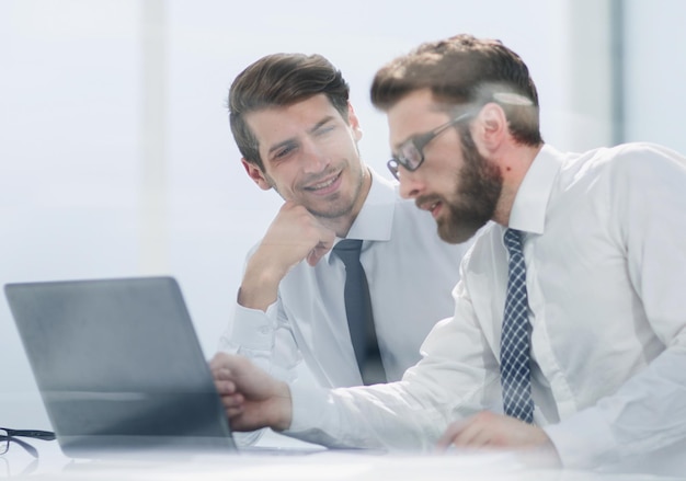 Twee zakelijke collega's bespreken online informatiefoto met kopieerruimte