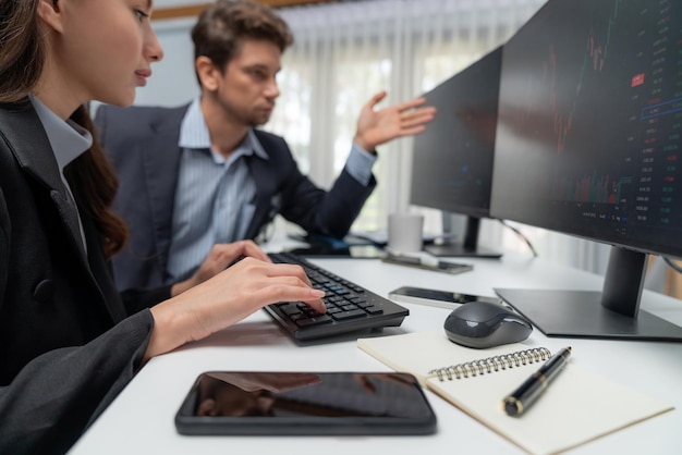 Twee zakenhandelaren in de aandelen vrouw controleren om real-time te vergelijken Postulate