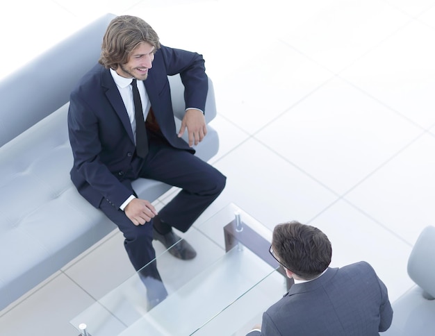 Twee zakenlieden bespreken op de werkplek