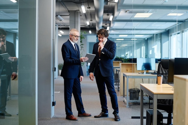 Twee zakenlieden die aan tabletpc werken