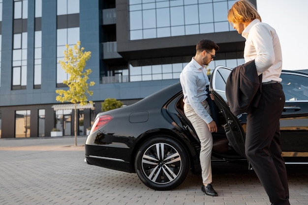 Twee zakenlieden gaan na het werk met de auto