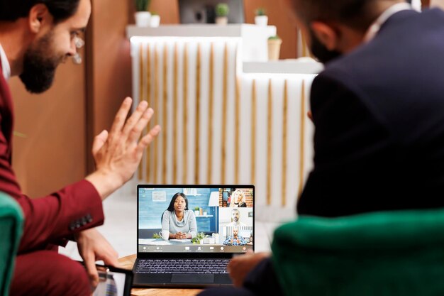 Foto twee zakenlieden ontmoeten elkaar via videogesprek.