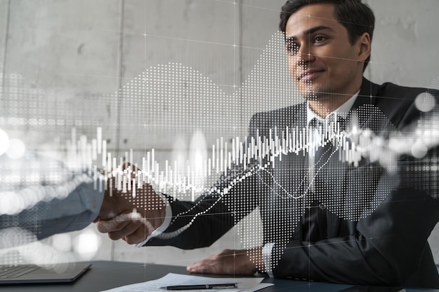 Twee zakenman handen schudden en forex grafiek hologram dubbele blootstelling concept van beurshandel handshake