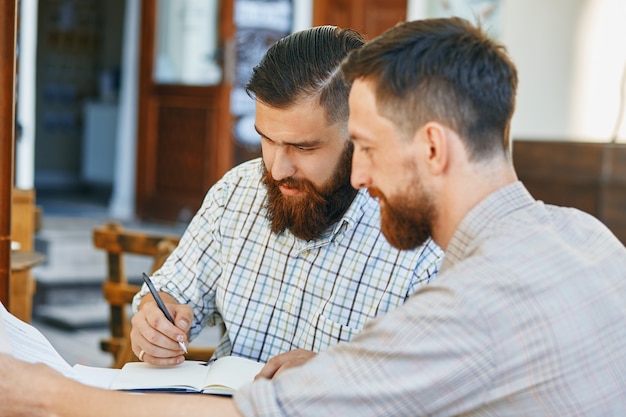 Twee zakenmensen werken aan een contract