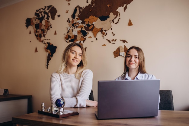 Twee zakenvrouwen medewerkers collega's bespreken samenwerken aan zakelijk project met behulp van laptop vrouwelijke executive nieuw online idee uitleggen aan collega samenwerken analyseren van computersoftware